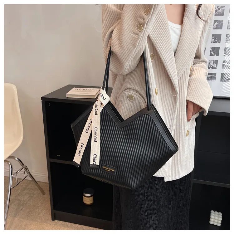 PU Women's Bags Fashion Ladies Designer Luxury Women Shoulder Handbag Large Capacity Heart-shaped Tote Bag Bolsos De Mujer 2026