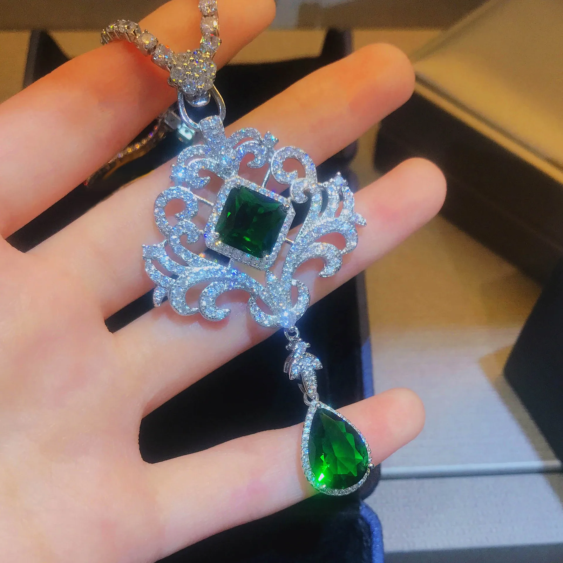 Foydjew Luxury Temperament Simulation Emerald Pendant Micro-inlaid Full Zircon Hollowed Water Drop-shaped Necklaces For Women