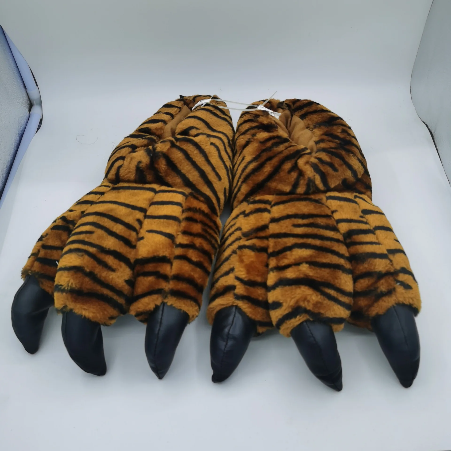 2022 New Arrival Men's Indoor Animal Claw Slippers Unisex Plus Size 44 45 Faux Fur Fluffy Slippers Shoes Men Women Furry Slides