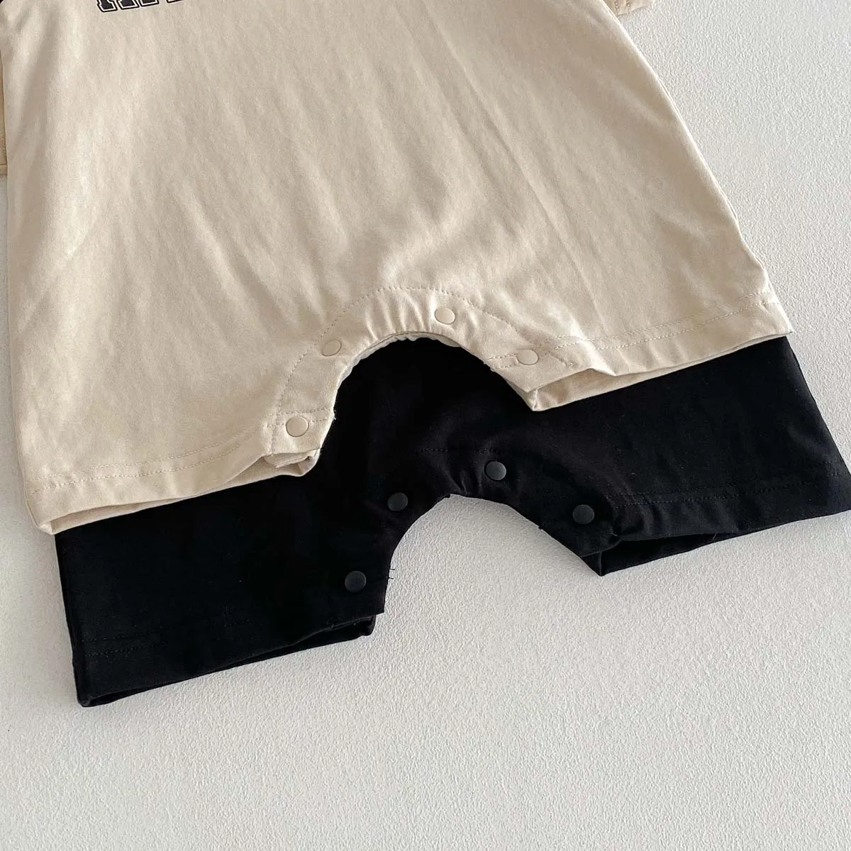 Korean version of summer baby letter printed contrast color short-sleeved jumpsuit, summer baby boy letter short-sleeved jumpsui