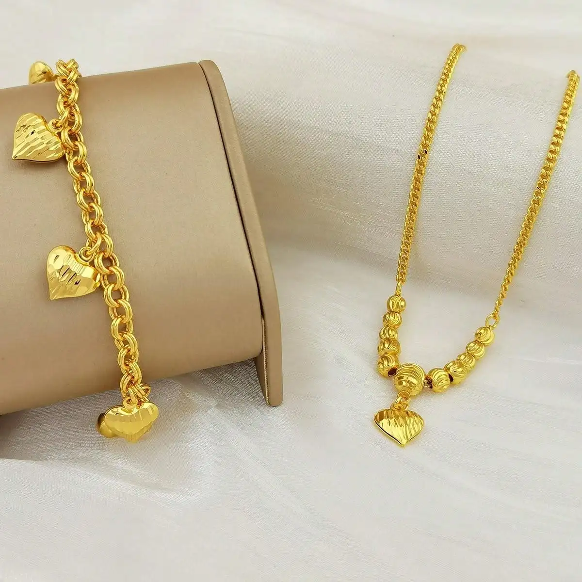 Dubai 24K Gold Plated Exquisite Women's Luxury Love Necklace Middle Eastern Elegant Heart Bracelet Copper Jewelry Two Piece Set