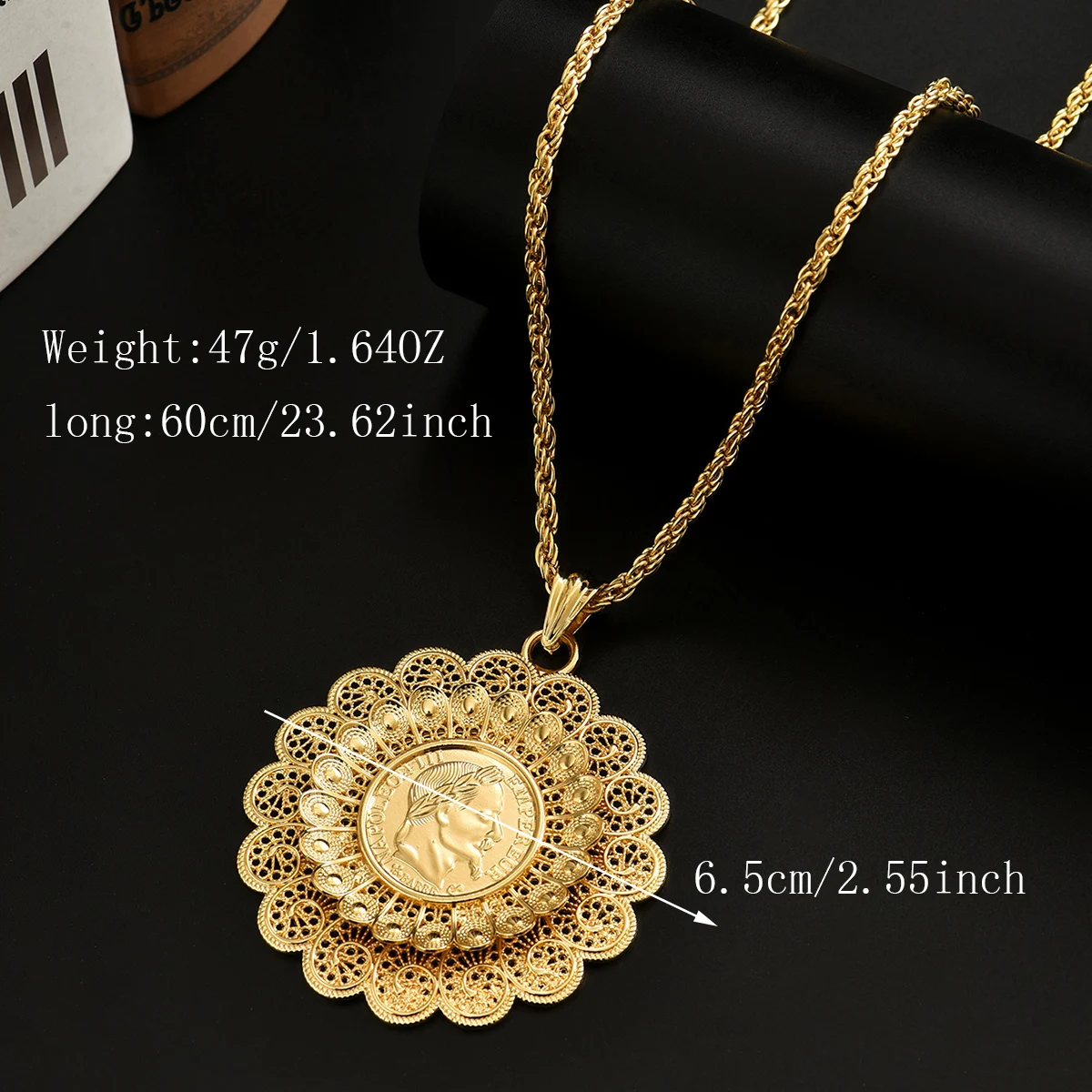 An Arab Lady's Necklace With A Gold-Plated Round Pendant In Hip-Hop Style Traditional Wedding Dress Jewelry With Twisted Chain