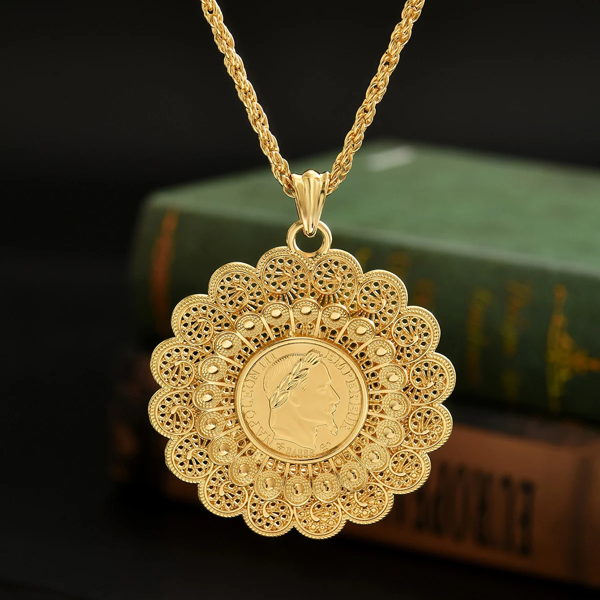 An Arab Lady's Necklace With A Gold-Plated Round Pendant In Hip-Hop Style Traditional Wedding Dress Jewelry With Twisted Chain