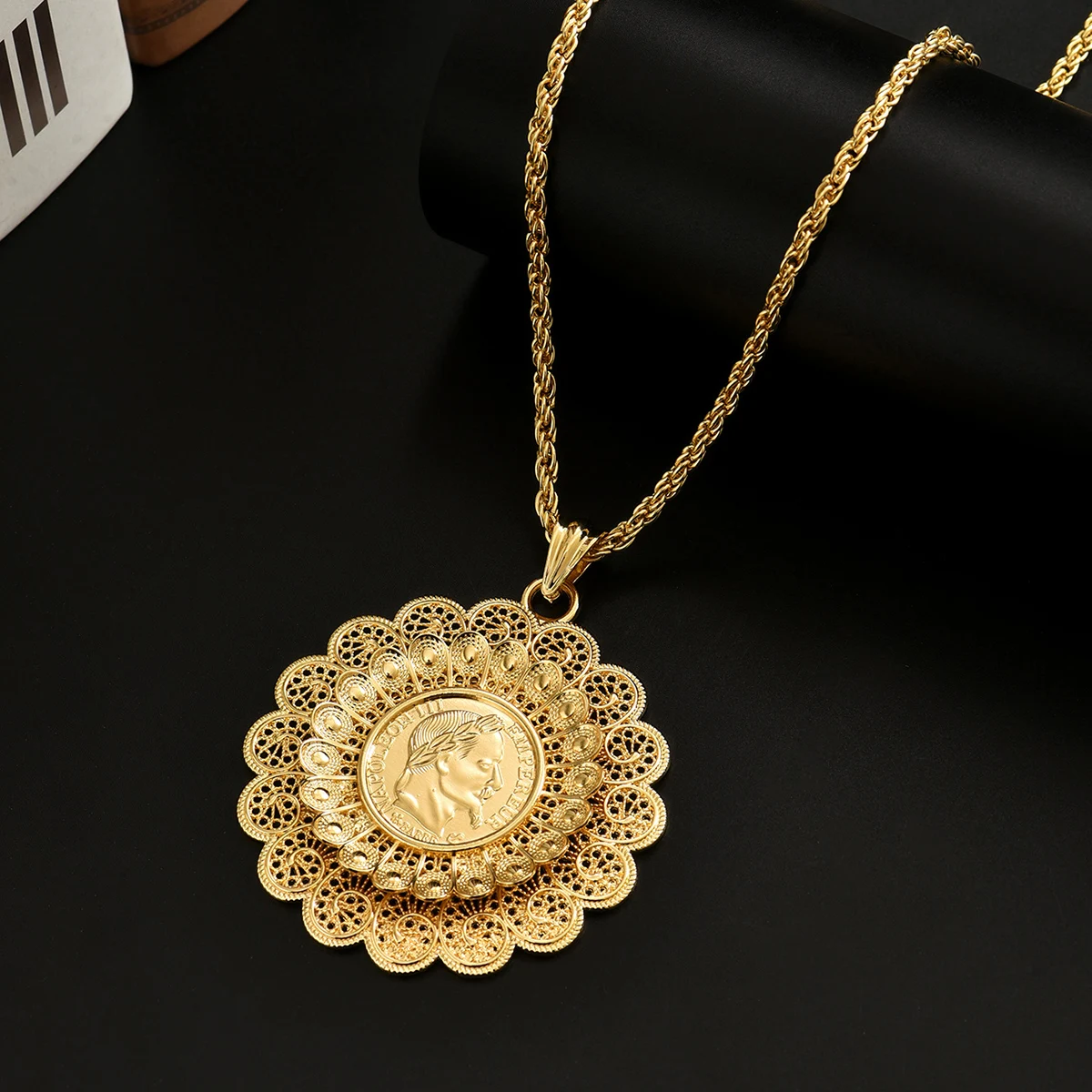 An Arab Lady's Necklace With A Gold-Plated Round Pendant In Hip-Hop Style Traditional Wedding Dress Jewelry With Twisted Chain