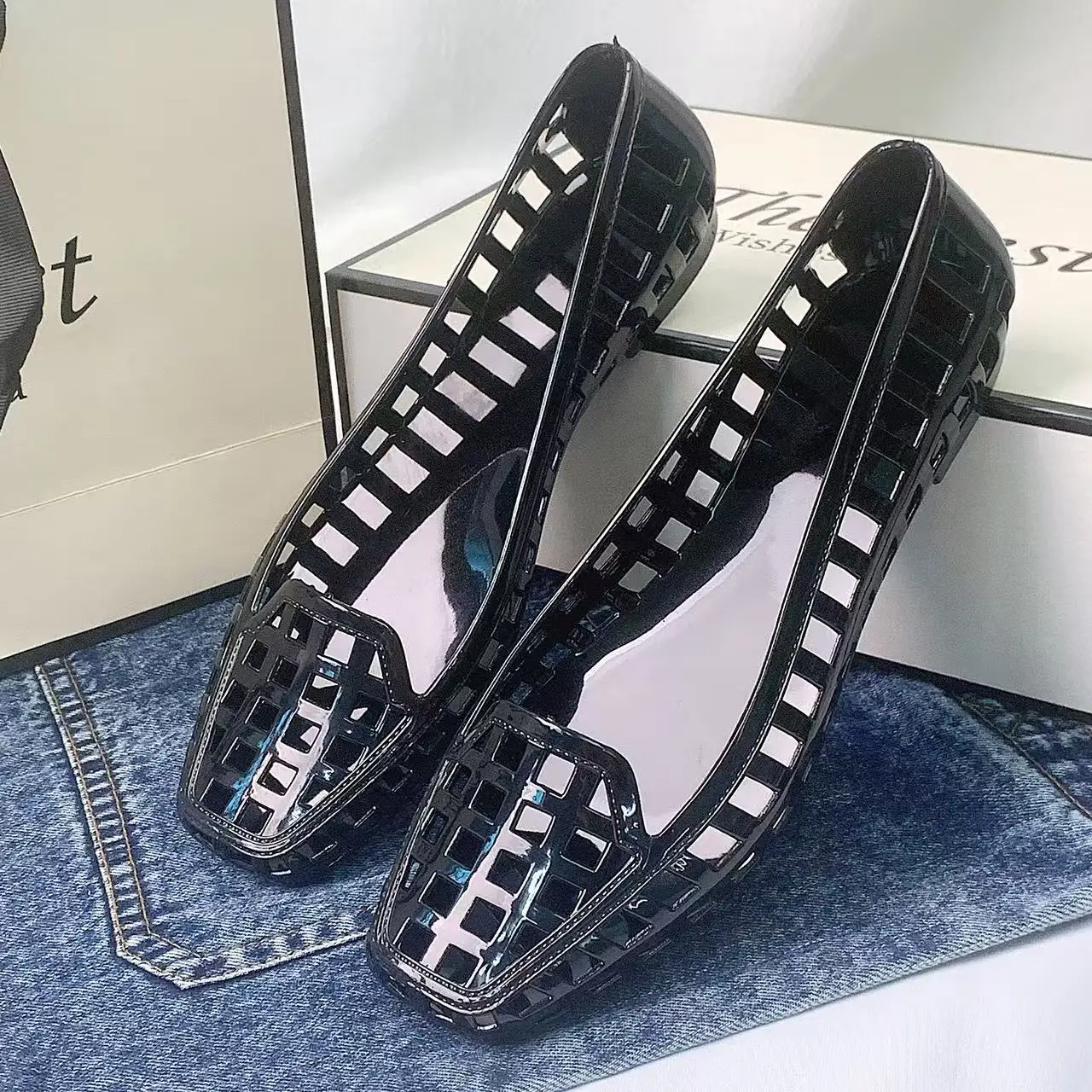Spring and Summer New Korean Style Transparent Crystal Shoes for Women, Comfortable Closed-Toe Hollow Sandals, Soft and Fashionable Dongdaemun Jelly Shoes, Slip-On Slippers