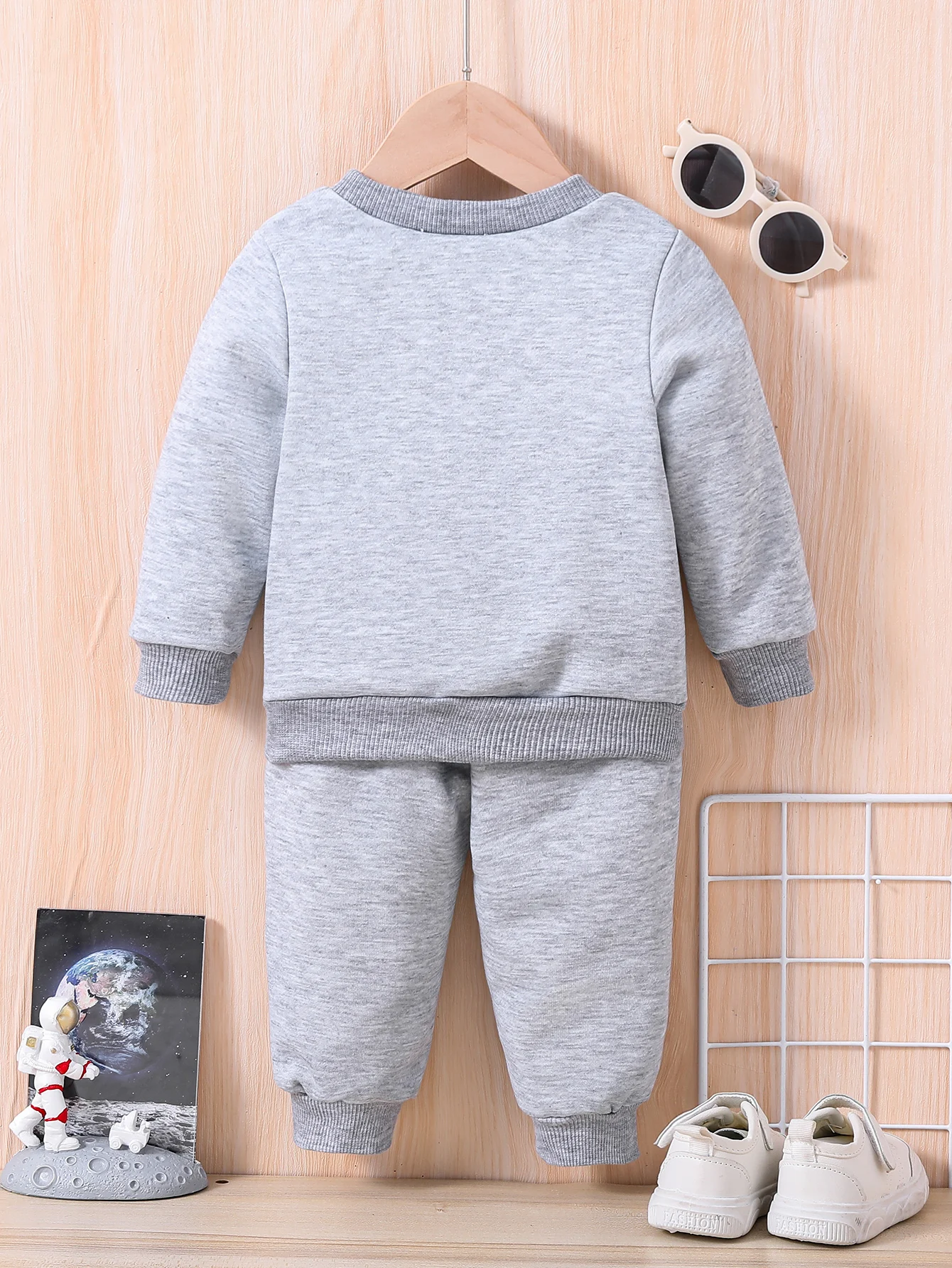 Boys round neck long sleeved hoodie set with cartoon glasses, little bear English letter printed versatile pants two-piece 2379A