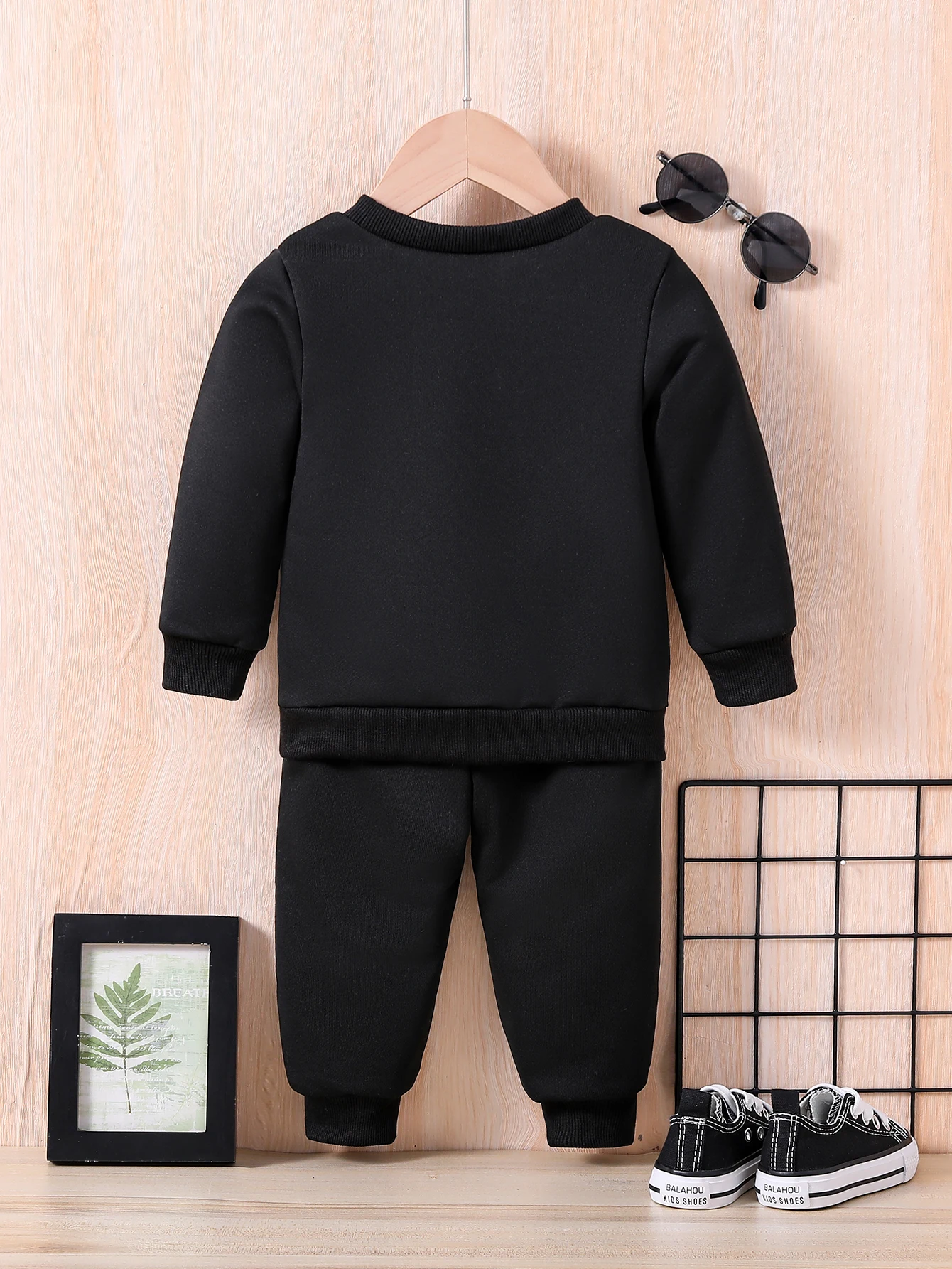 Boys round neck long sleeved hoodie set with cartoon glasses, little bear English letter printed versatile pants two-piece 2379A