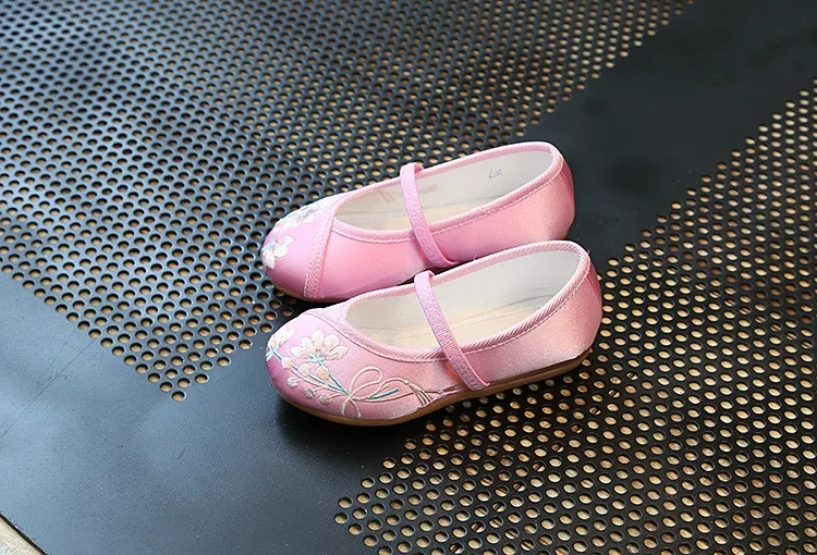Children Fashion Girls Embroidered Shoes Chinese Ethnic Style Princess Dance Shoes Kids Causal Ancient Hanfu Shoes Handmade Flat