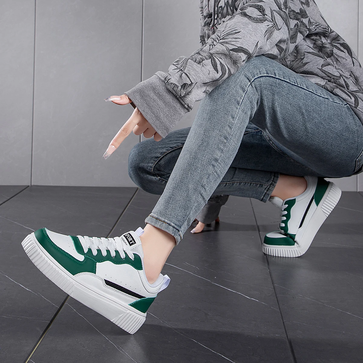 Men's Summer Breathable Trendy Versatile Casual White Sneakers for Teenagers Non-Slip Sports Thick-Soled White Shoes
