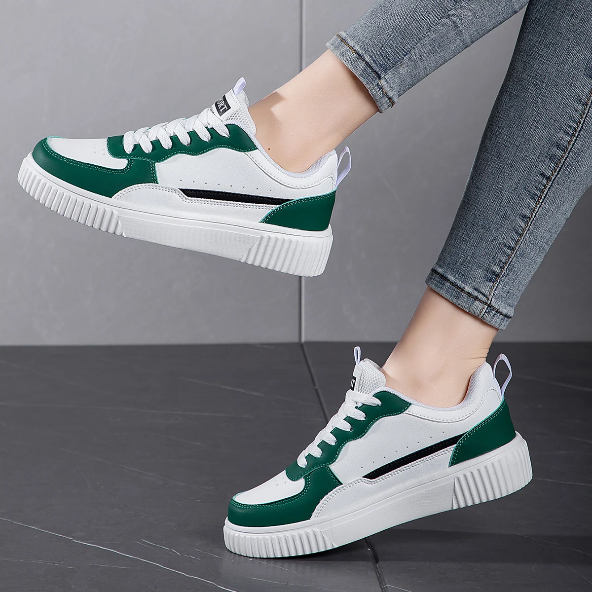 Men's Summer Breathable Trendy Versatile Casual White Sneakers for Teenagers Non-Slip Sports Thick-Soled White Shoes