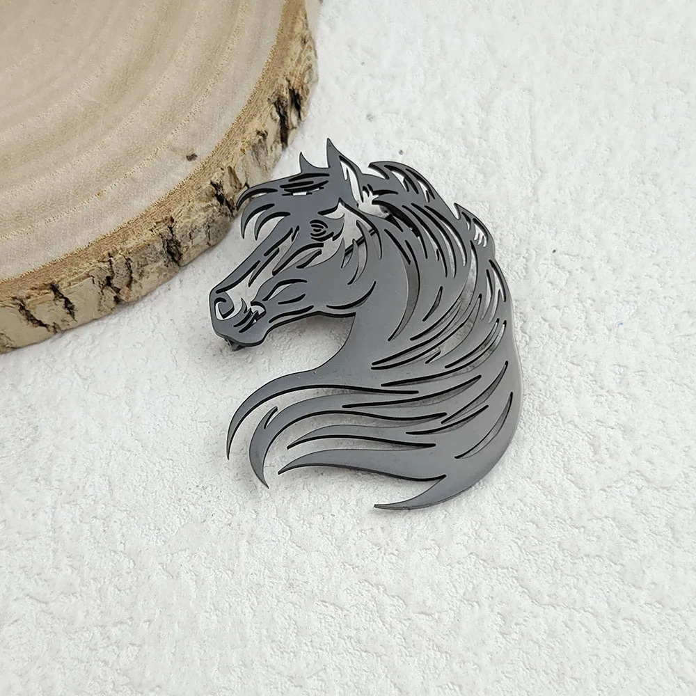 Original innovative horse head hollow stainless steelGold-plated 18K brooch, suit lapel pin, waterproof formal fittings