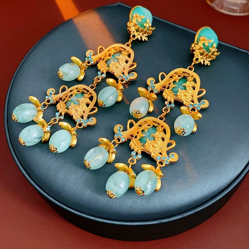 Mediaeval Style Round Resin Clip Earrings Exquisite Flower Hollow Pendant Earrings Fashion Elegant Woman Banquet Accessories K