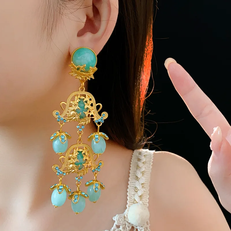 Mediaeval Style Round Resin Clip Earrings Exquisite Flower Hollow Pendant Earrings Fashion Elegant Woman Banquet Accessories K