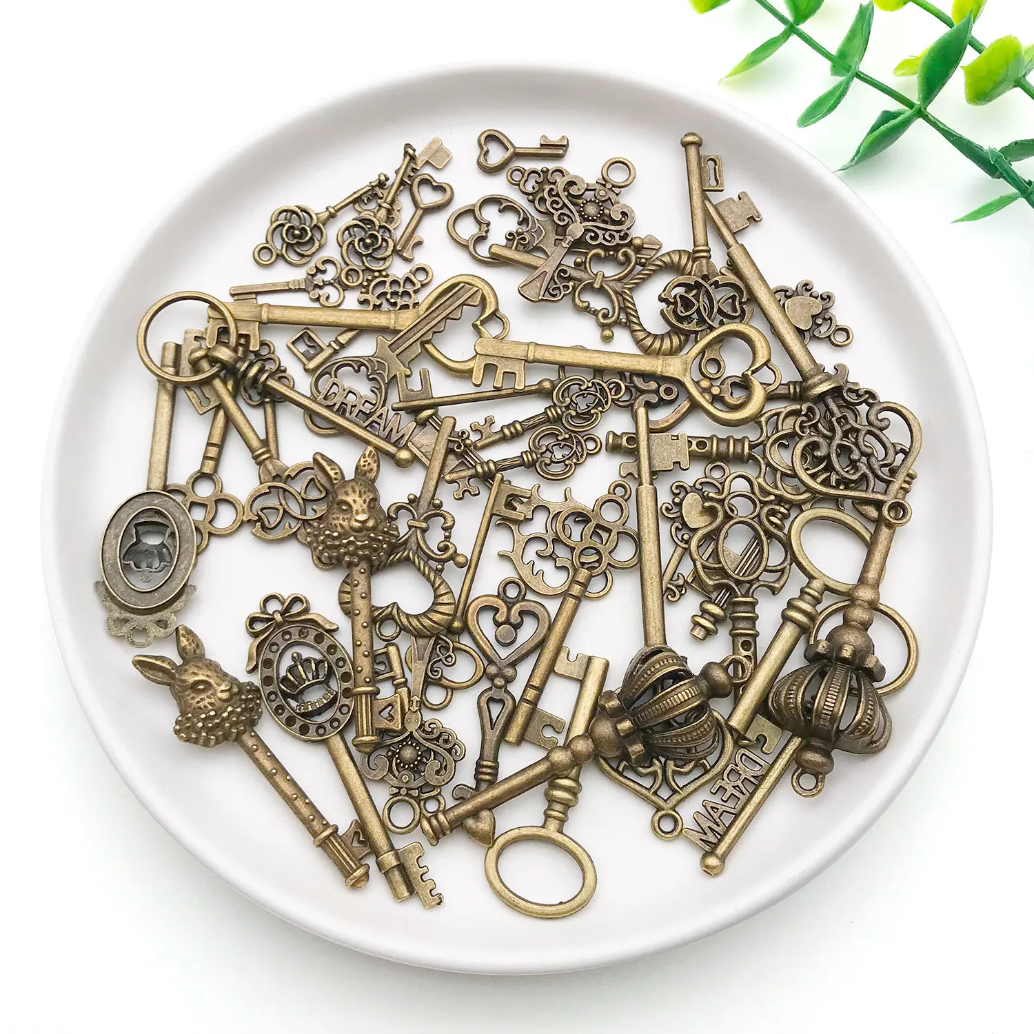 10pcs/Lot Retro Antique Bronze Heart Engraved Vintage Key Pendant-DIY Jewelry Charms for Necklace&Keychain Craft Making Supplies