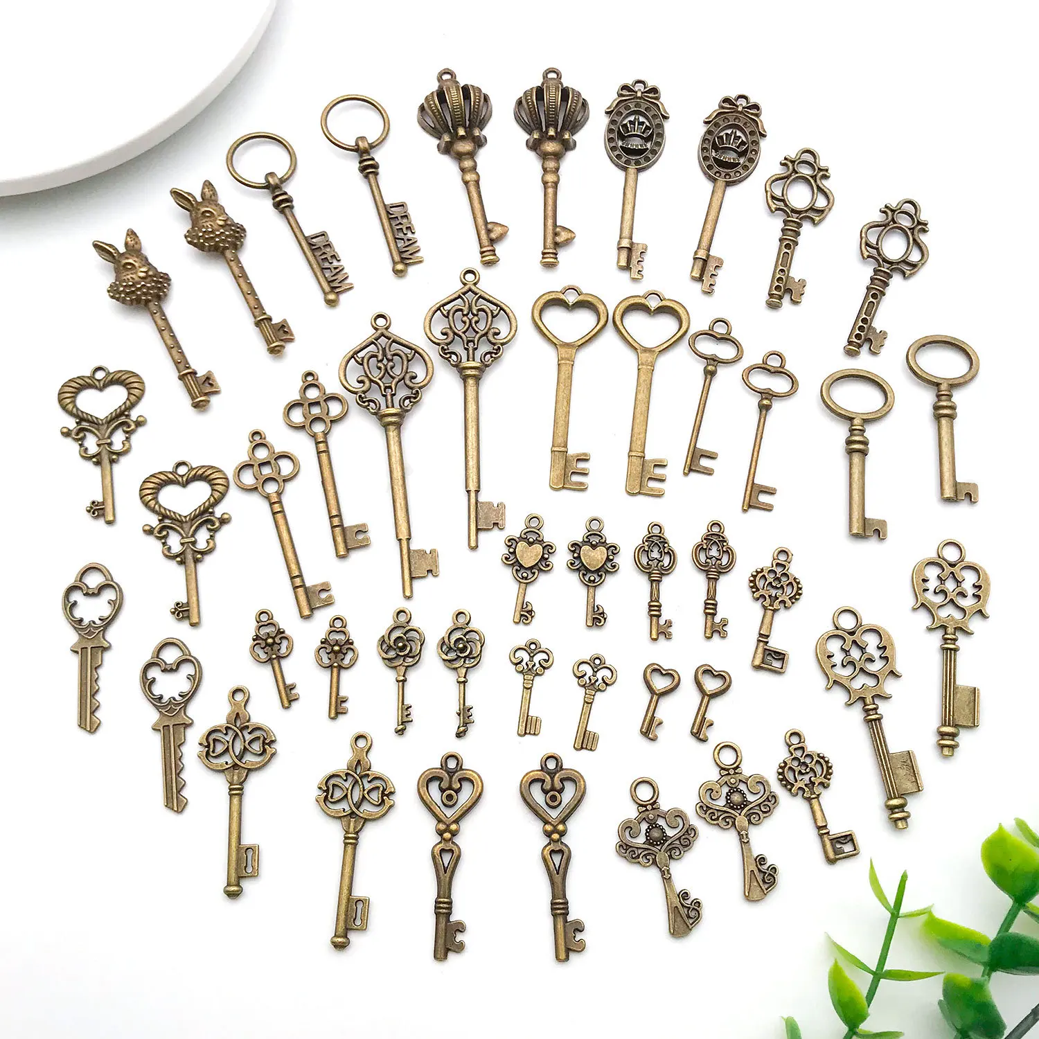 10pcs/Lot Retro Antique Bronze Heart Engraved Vintage Key Pendant-DIY Jewelry Charms for Necklace&Keychain Craft Making Supplies