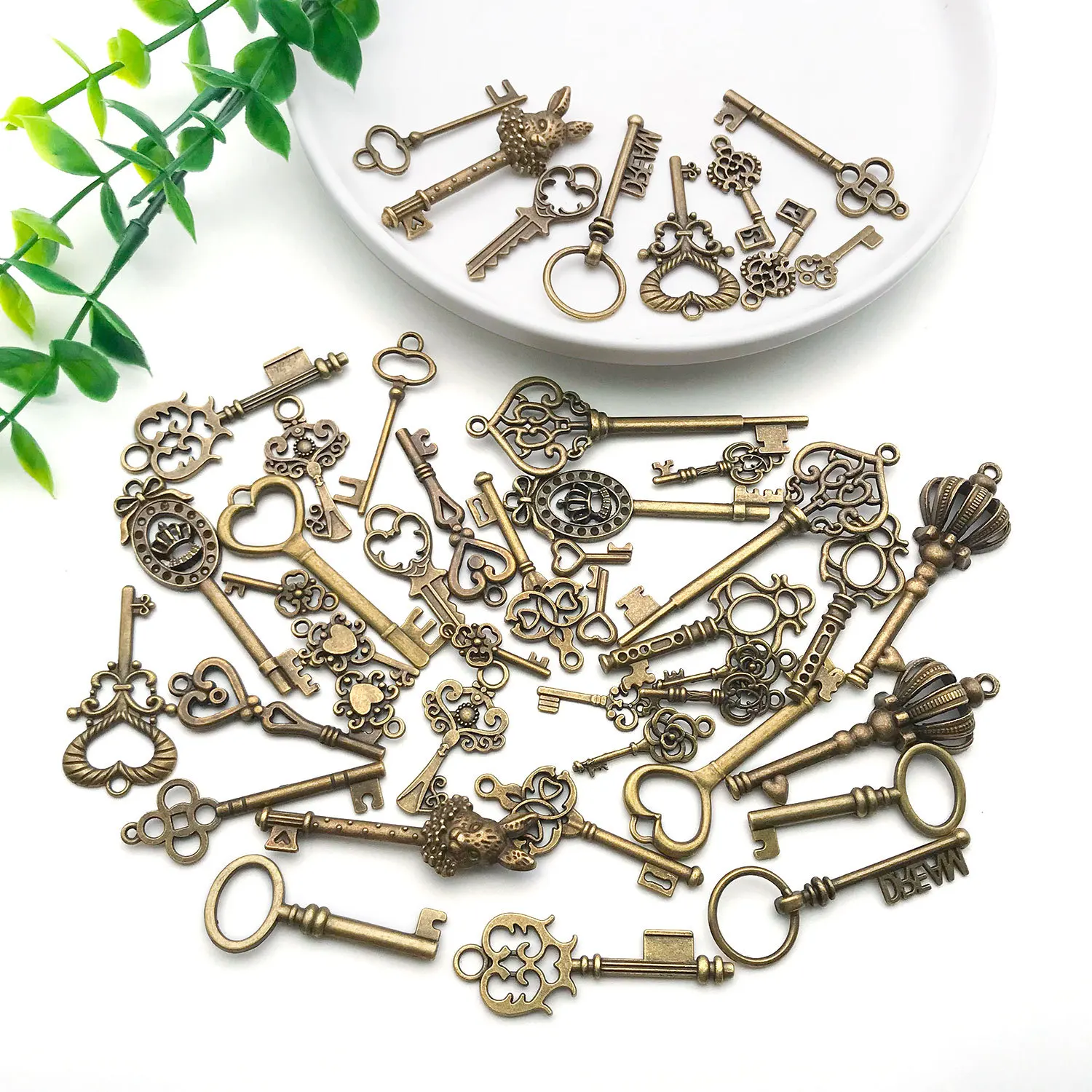 10pcs/Lot Retro Antique Bronze Heart Engraved Vintage Key Pendant-DIY Jewelry Charms for Necklace&Keychain Craft Making Supplies