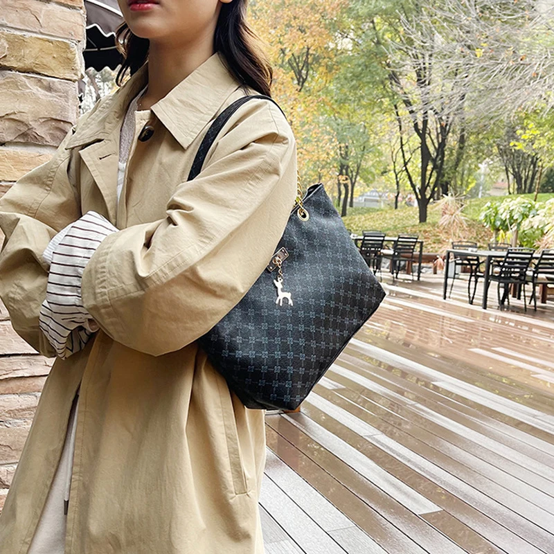 Women's Large Capacity Fashion Tote Bag Luxury Design Handbag Trendy Shoulder Purse with Printing Pattern for Shopping