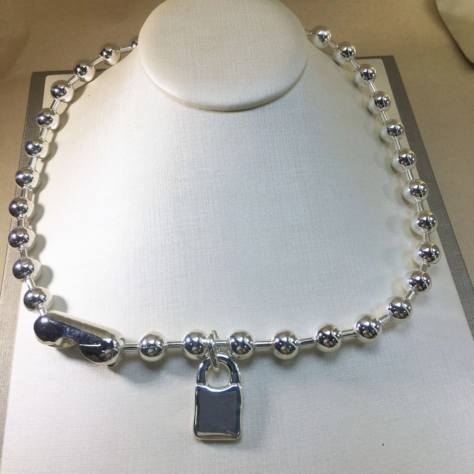 2025 new niche design gold and silver bead chain lock retro style and sexy necklace