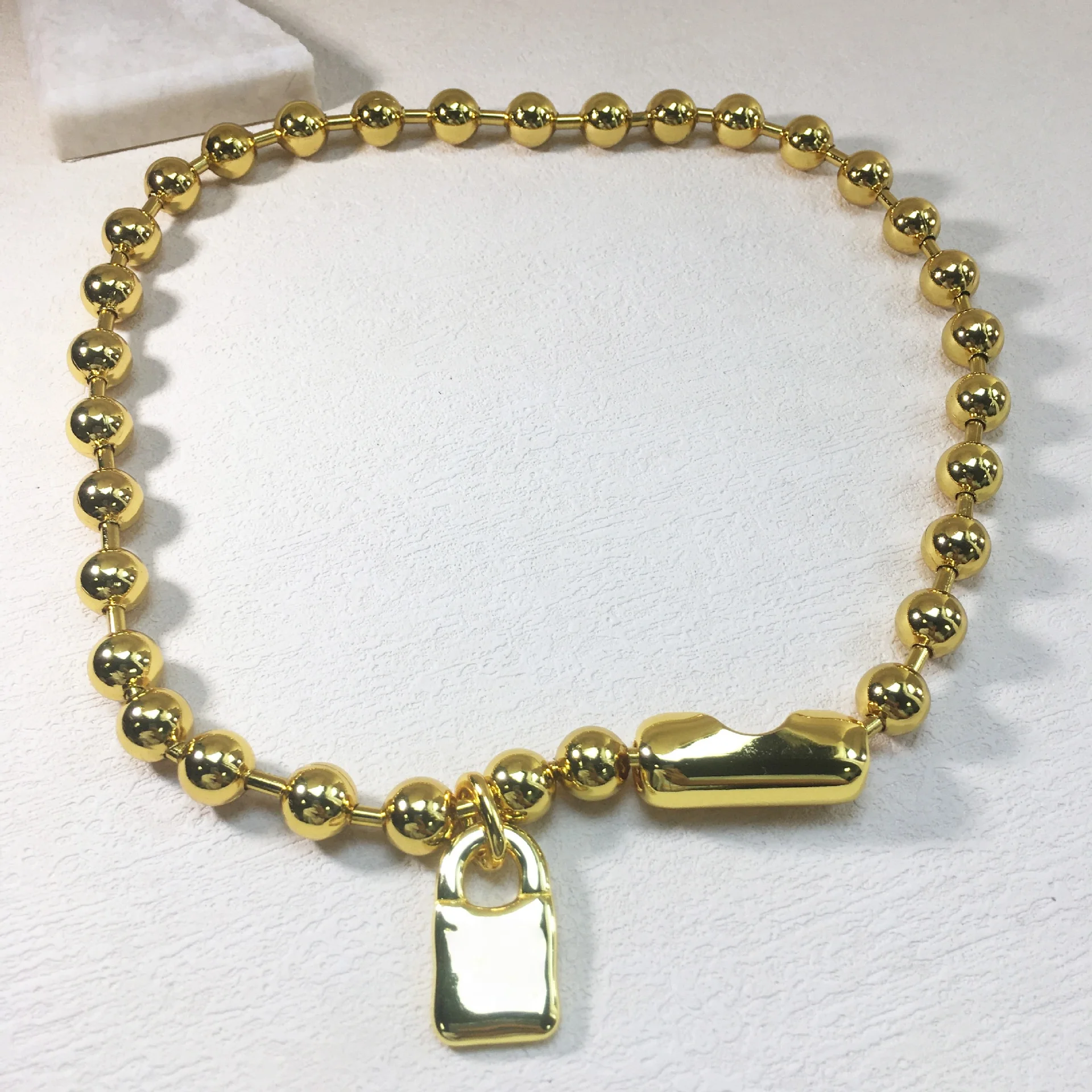 2025 new niche design gold and silver bead chain lock retro style and sexy necklace