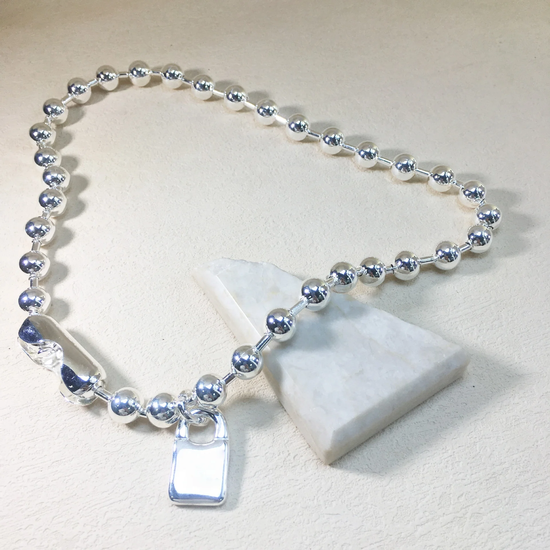 2025 new niche design gold and silver bead chain lock retro style and sexy necklace