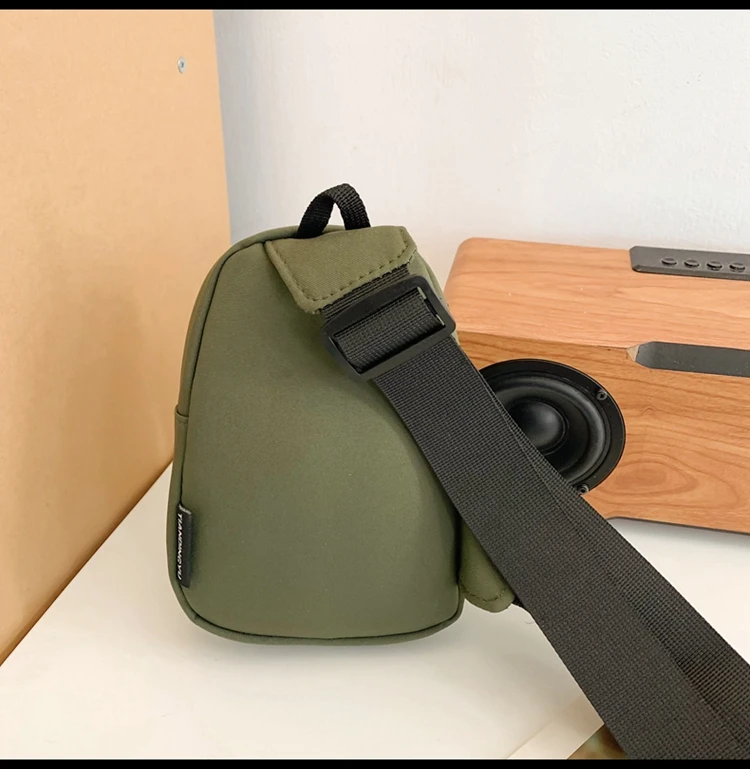 Trendy Contrasting Mini Chest Bag for Men Fashion Nylon Men's Lightweight Crossbody Bag Unisex Casual Street Phone Sling Bags
