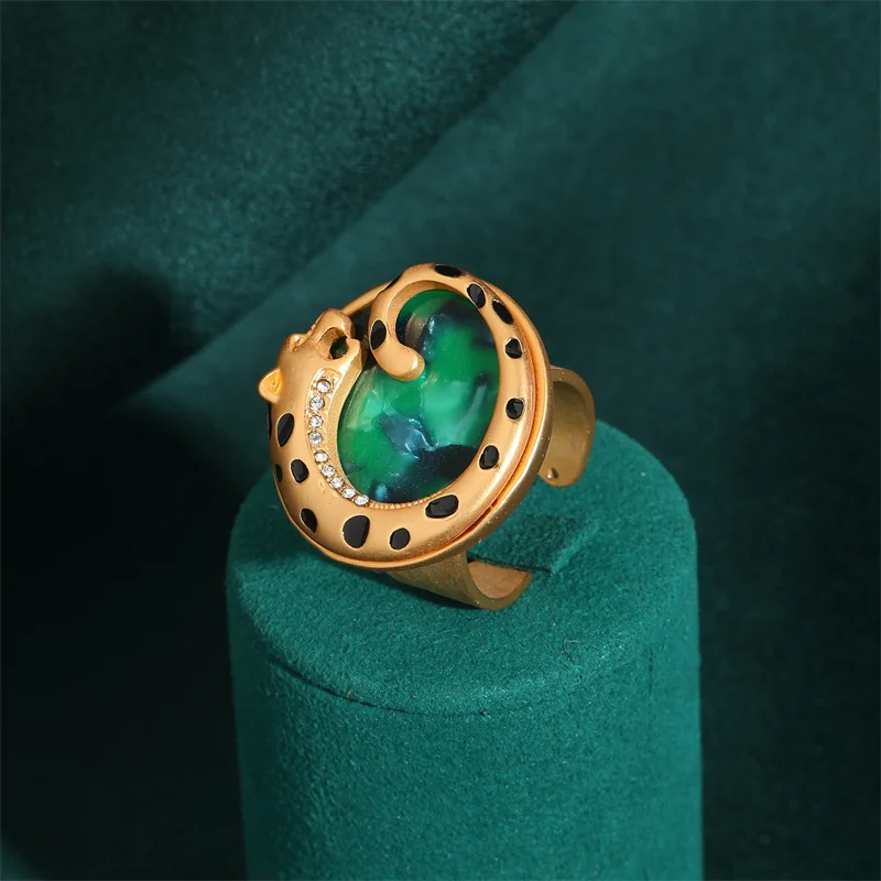 Elegant Vintage Rings for Women Copper Antique Gold Color Oval Crystal Emerald Round Natural Stone Designer Retro Jewelry