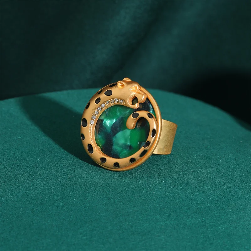Elegant Vintage Rings for Women Copper Antique Gold Color Oval Crystal Emerald Round Natural Stone Designer Retro Jewelry