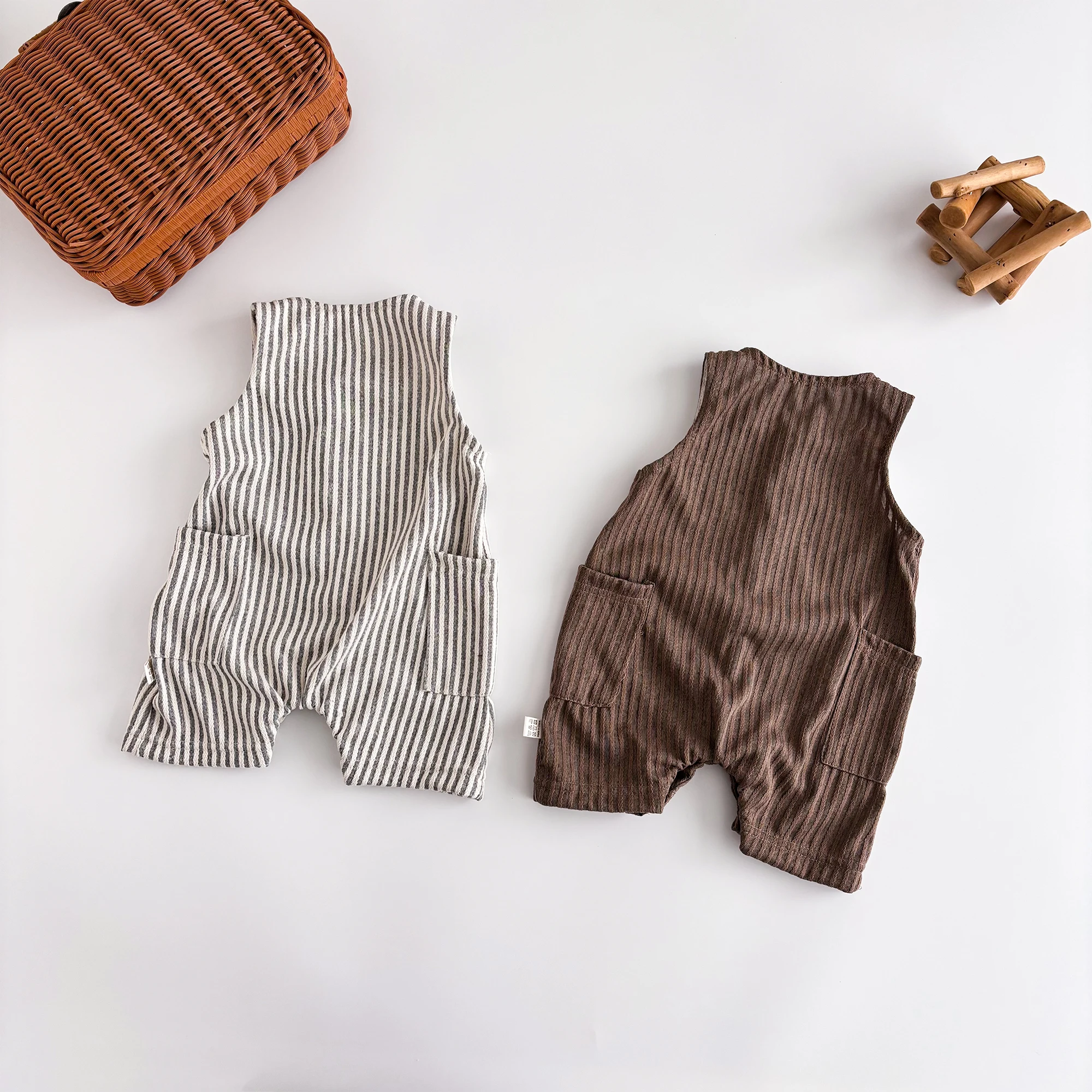 Summer Korean-style striped sleeveless jumpsuit for baby boys and girls, baby crew neck pocket jumpsuit, suitable for going out