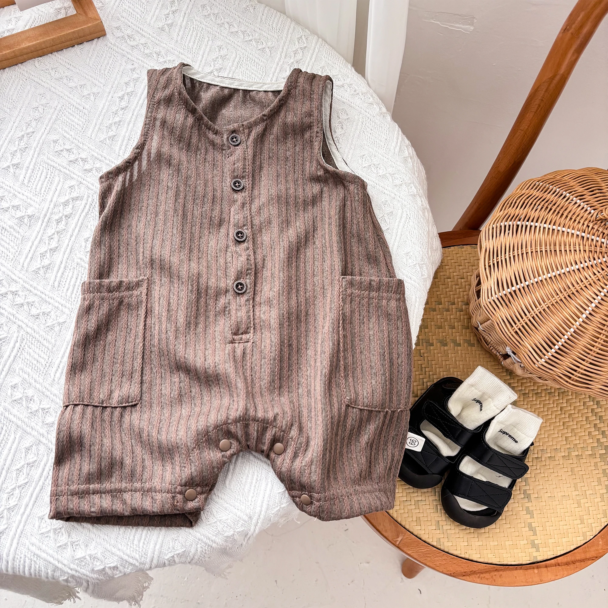 Summer Korean-style striped sleeveless jumpsuit for baby boys and girls, baby crew neck pocket jumpsuit, suitable for going out