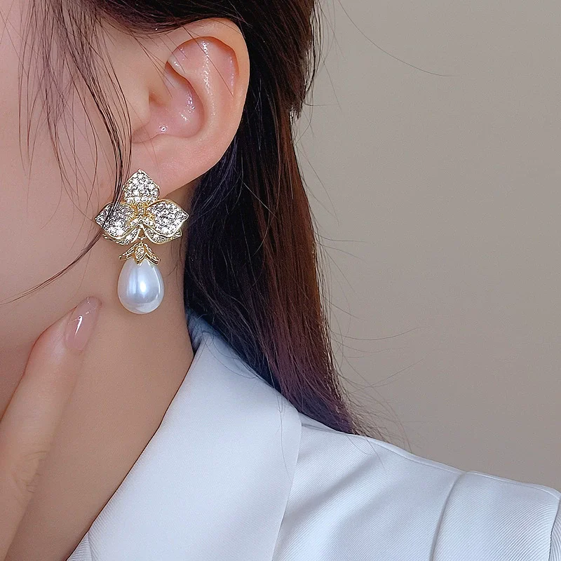 Fashionable and Elegant Three-Dimensional Flower Droplet Shaped Pearl Earrings