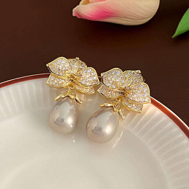 Fashionable and Elegant Three-Dimensional Flower Droplet Shaped Pearl Earrings