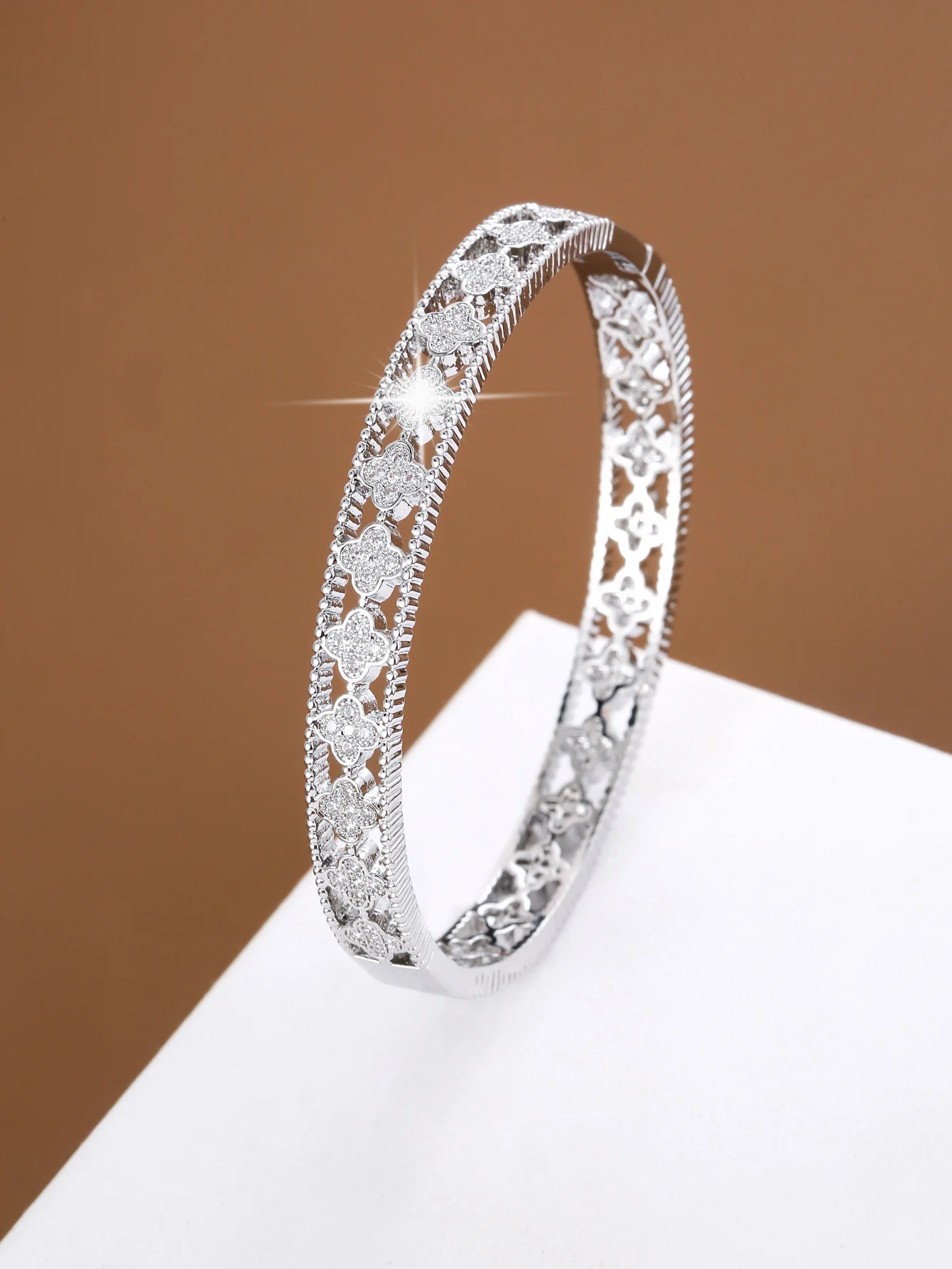 Simple Small-Flower-Shaped Design Synthetic Zirconia Women's Bracelet For Daily Party Jewelry Accessory