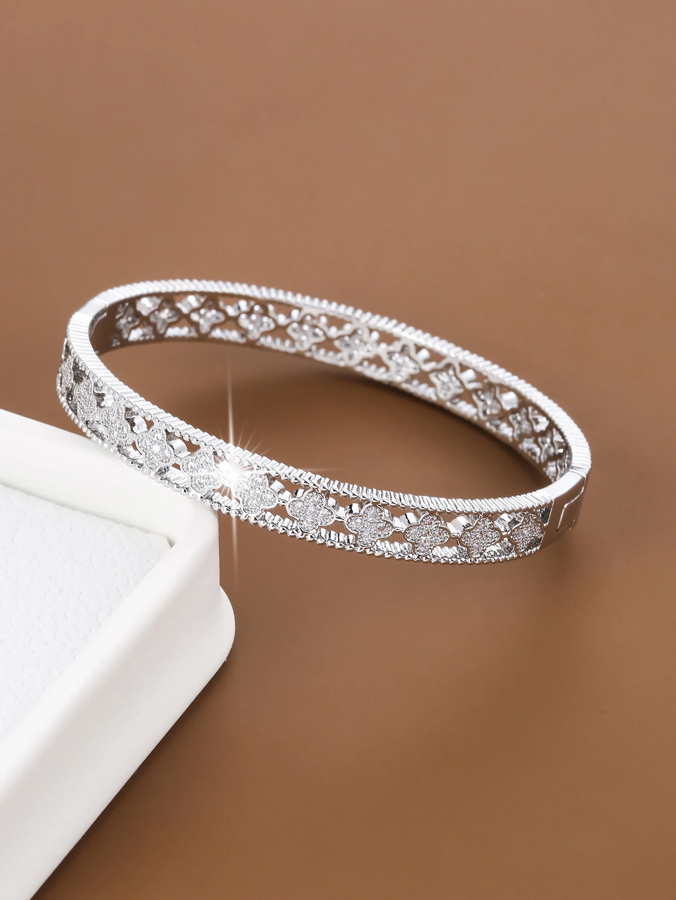Simple Small-Flower-Shaped Design Synthetic Zirconia Women's Bracelet For Daily Party Jewelry Accessory