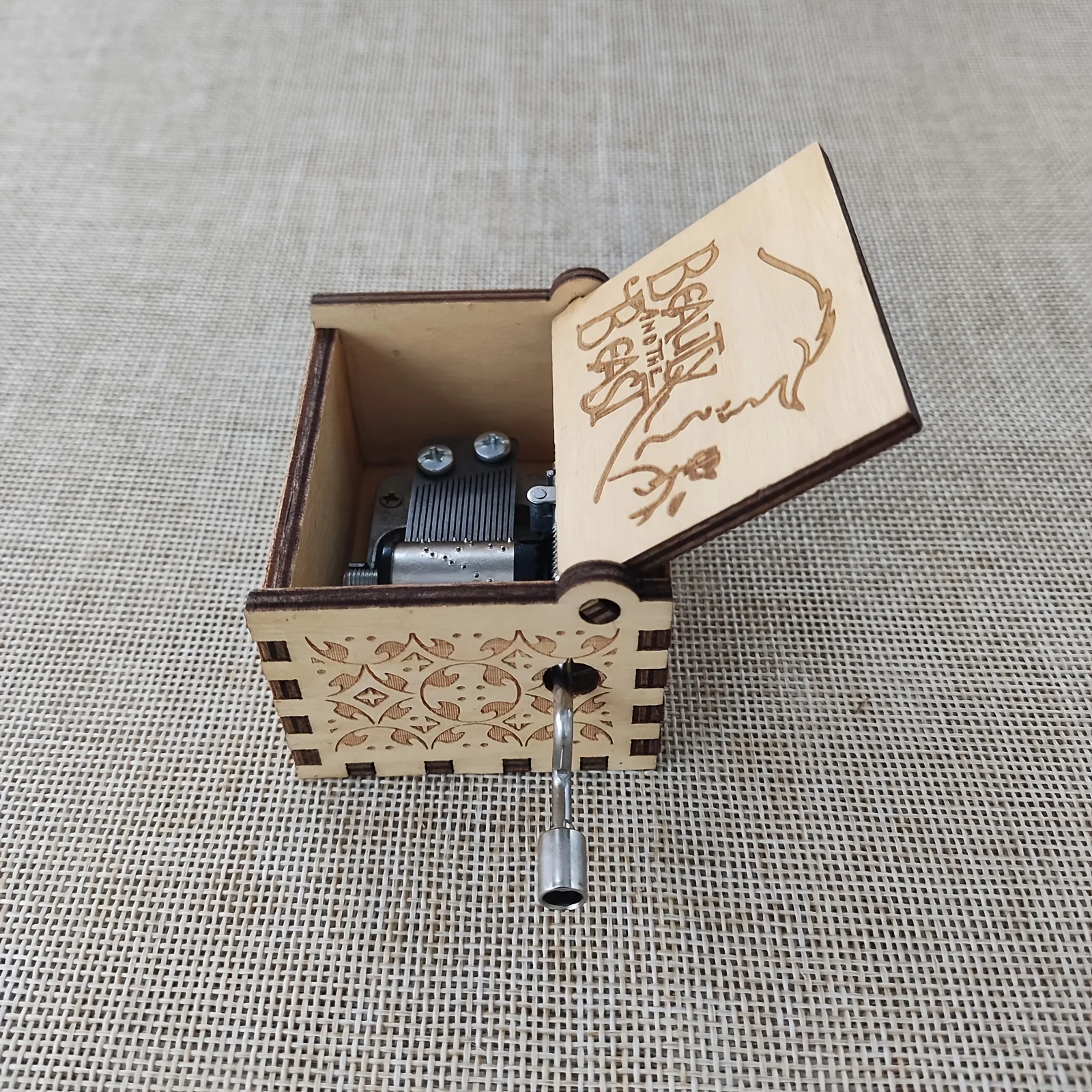 1pc Birthday Music Box Wooden Antique Carved Hand Cranked Classic Theme Music for Christmas Gifts Family Decoration