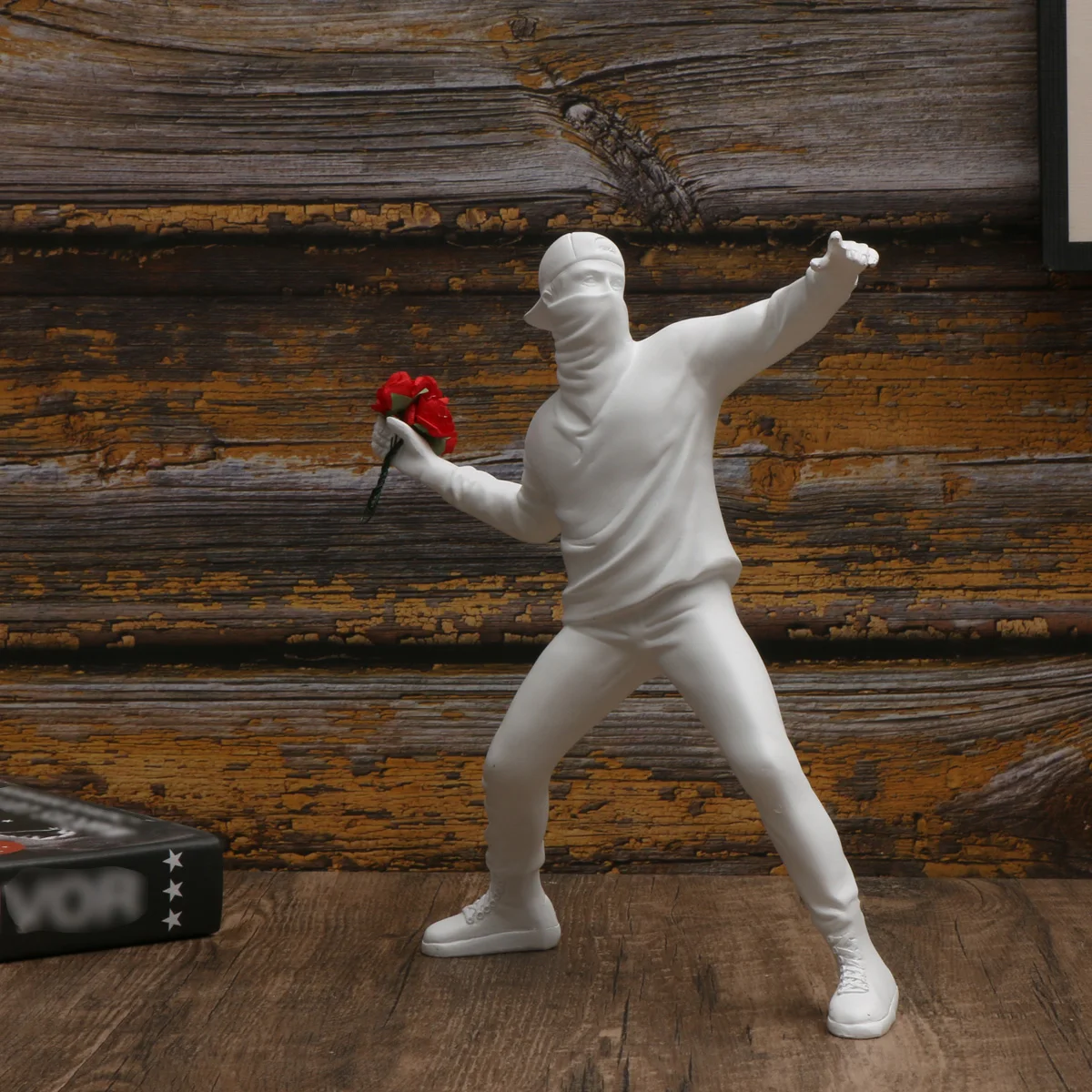 1 PC Resin Banksy Sculptures Flower Thrower Statue Home Decoration Desk Accessories Collectible Figurine Decorative Inter