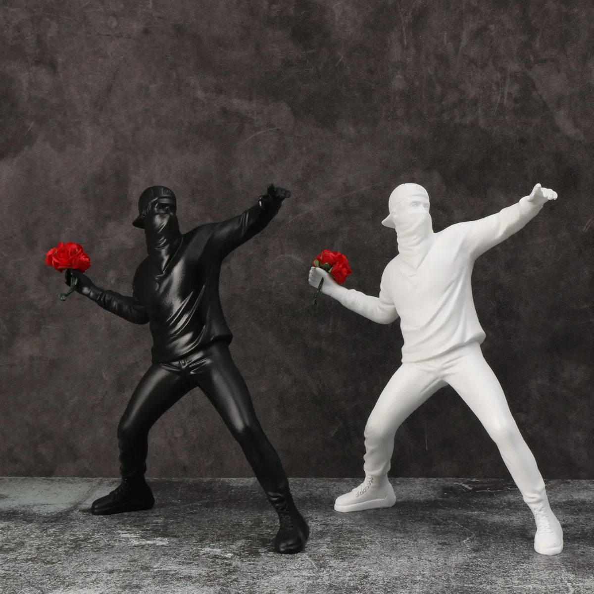 1 PC Resin Banksy Sculptures Flower Thrower Statue Home Decoration Desk Accessories Collectible Figurine Decorative Inter