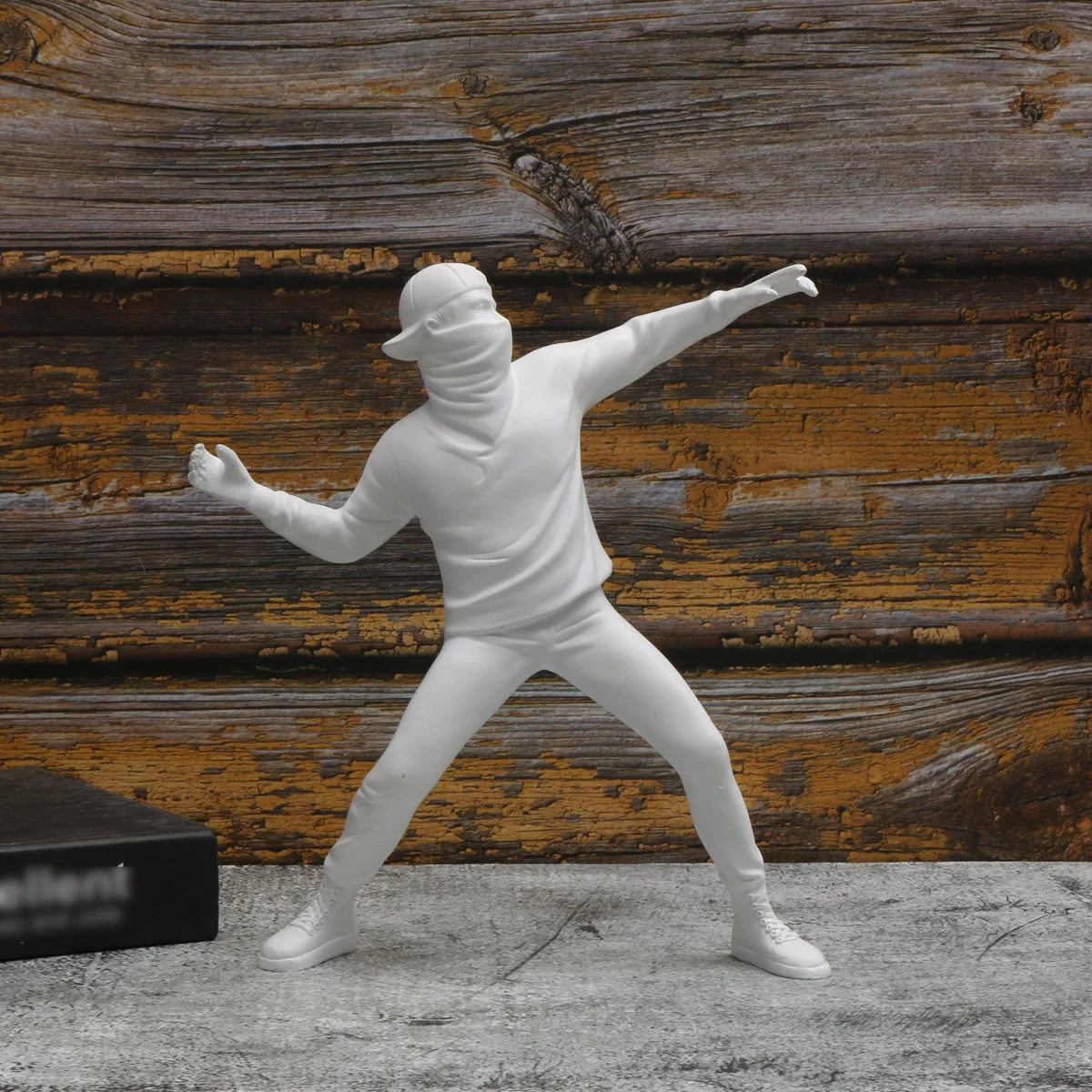 1 PC Resin Banksy Sculptures Flower Thrower Statue Home Decoration Desk Accessories Collectible Figurine Decorative Inter