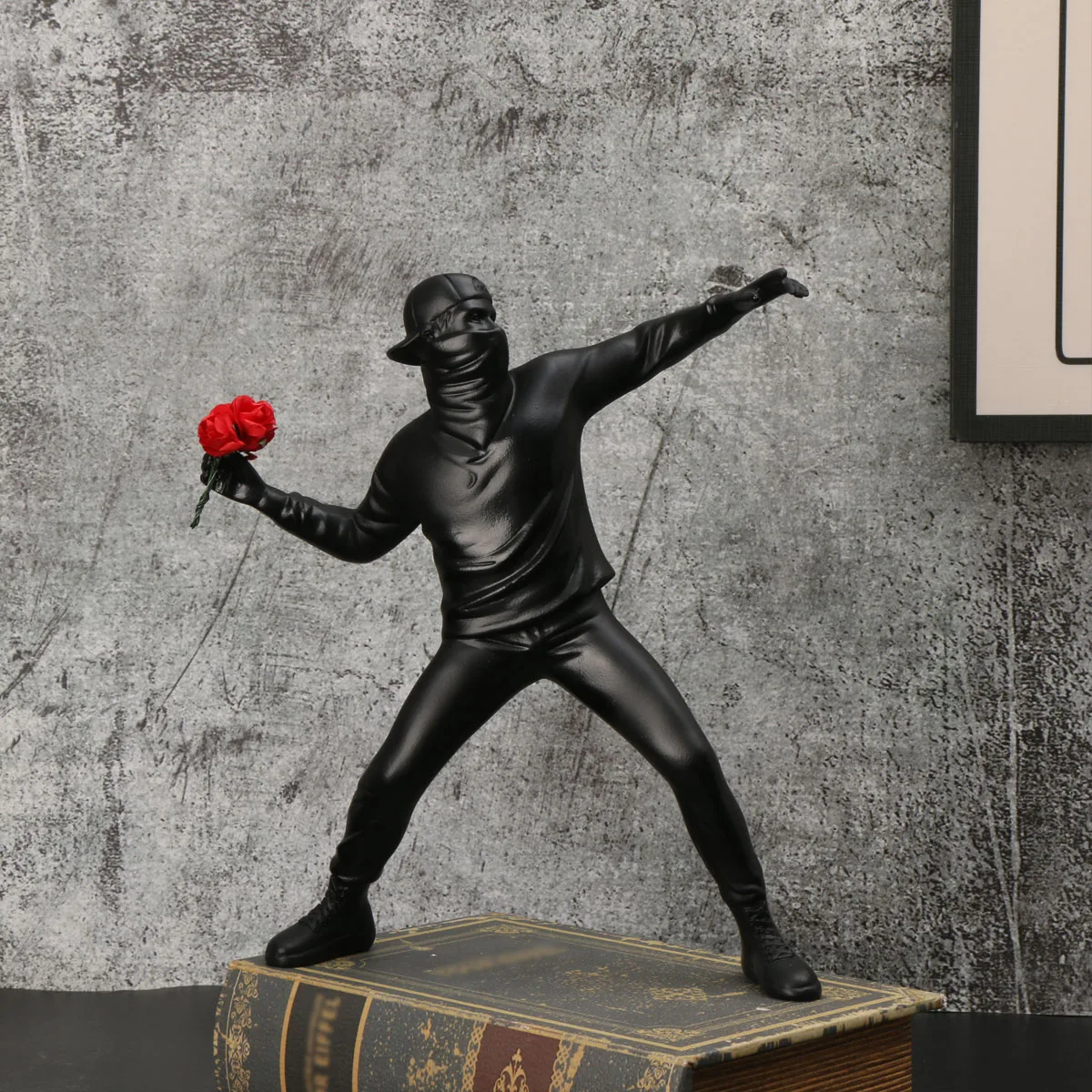 1 PC Resin Banksy Sculptures Flower Thrower Statue Home Decoration Desk Accessories Collectible Figurine Decorative Inter