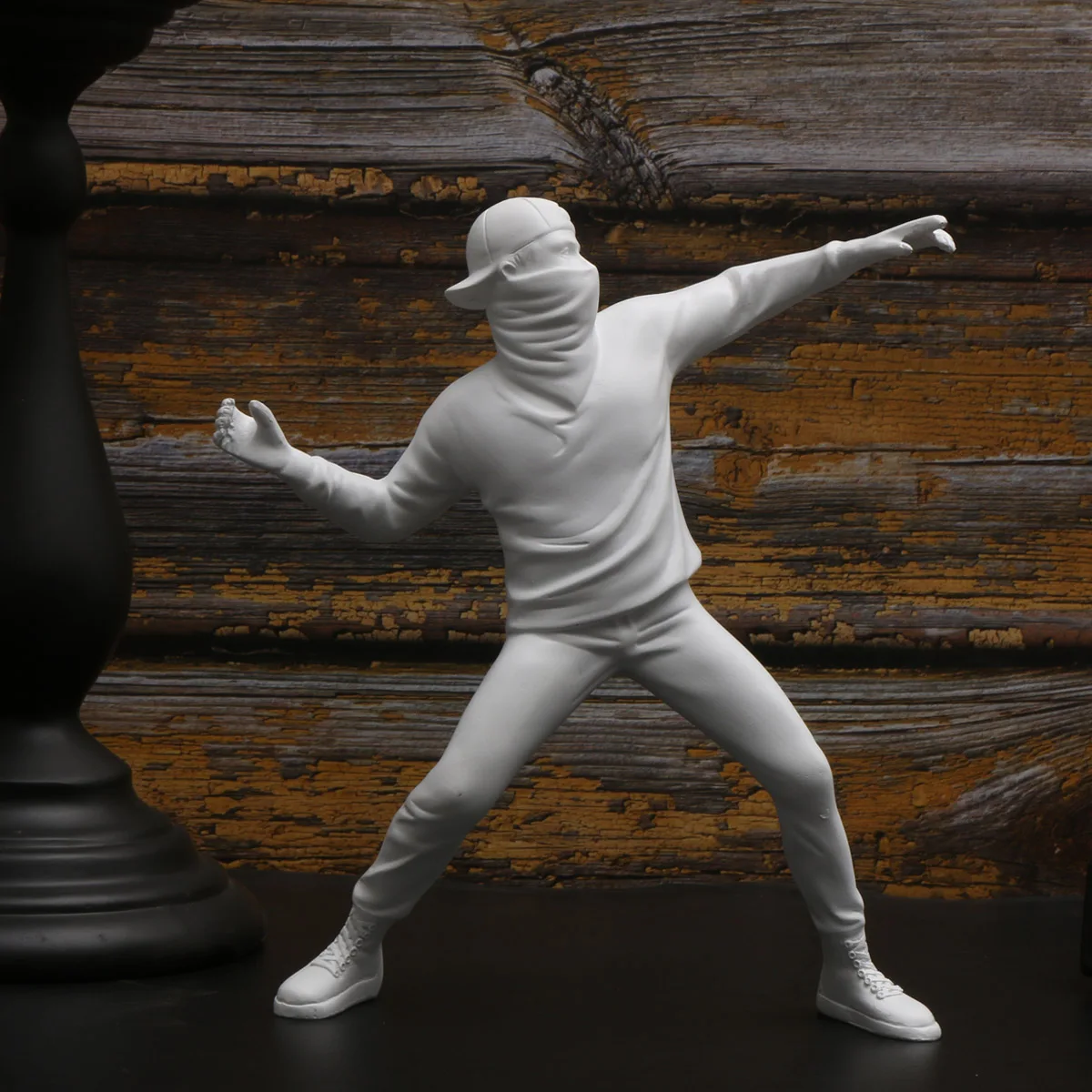 1 PC Resin Banksy Sculptures Flower Thrower Statue Home Decoration Desk Accessories Collectible Figurine Decorative Inter