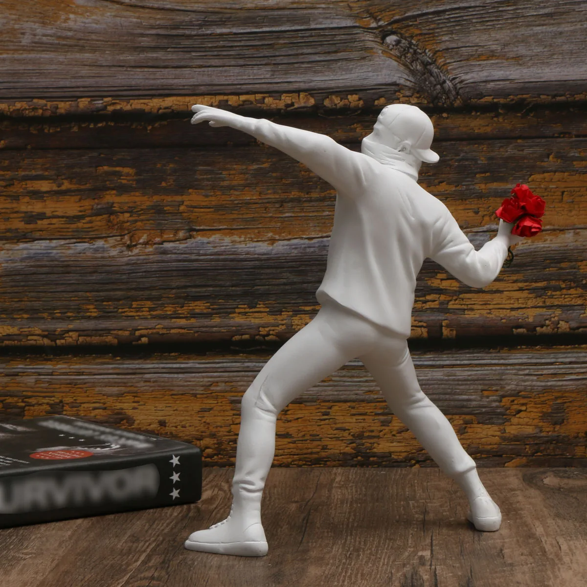 1 PC Resin Banksy Sculptures Flower Thrower Statue Home Decoration Desk Accessories Collectible Figurine Decorative Inter