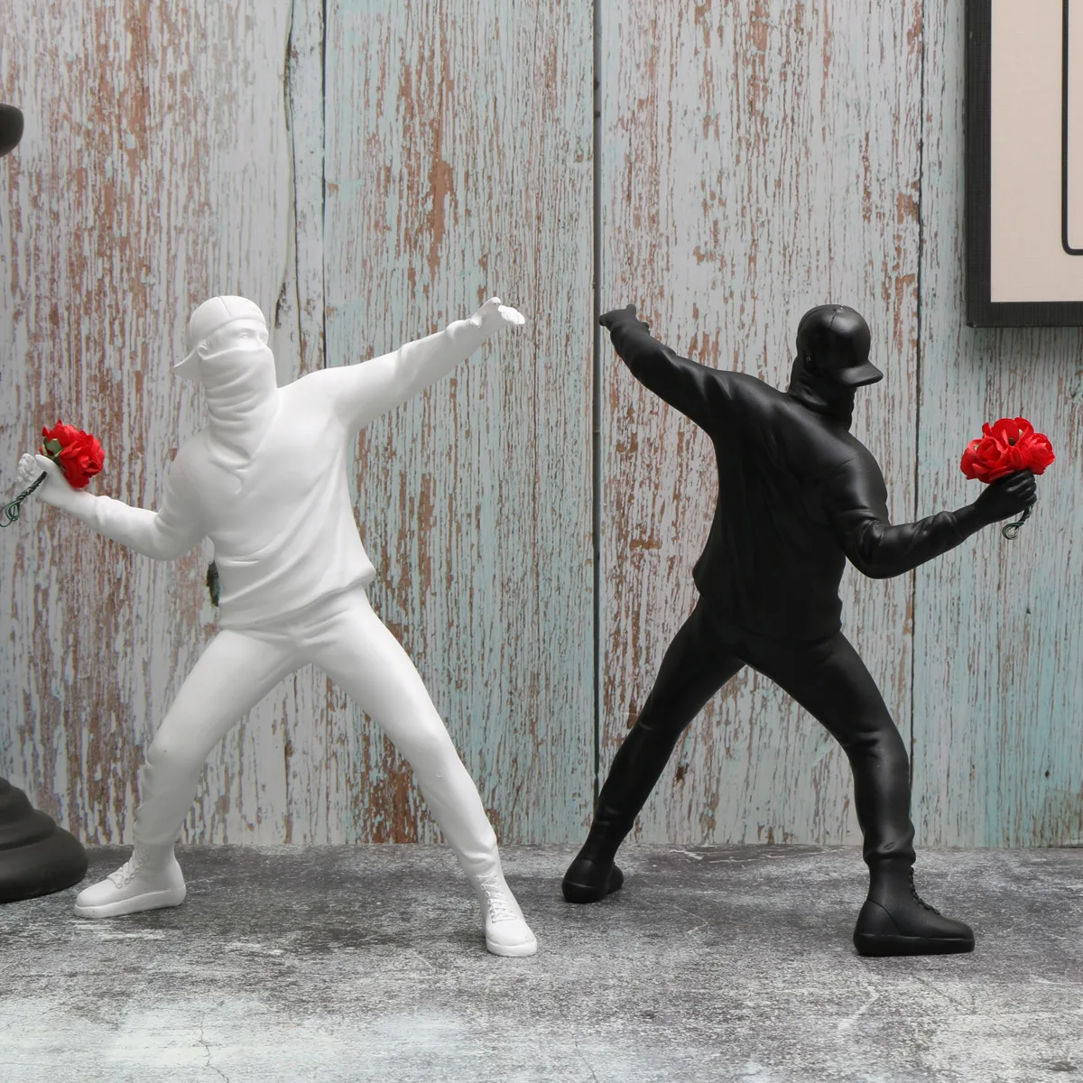 1 PC Resin Banksy Sculptures Flower Thrower Statue Home Decoration Desk Accessories Collectible Figurine Decorative Inter