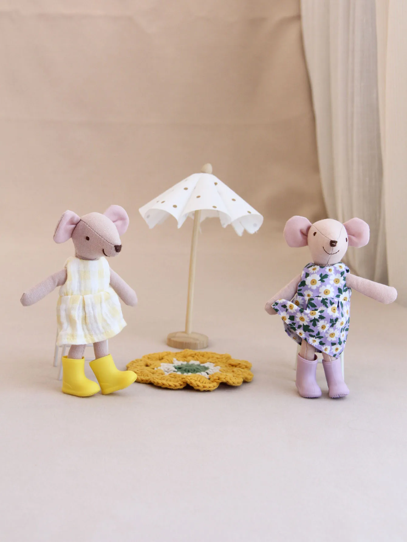 1:12 Miniature Realistic Silicone Rain Boots Suitable for Mini House Decoration