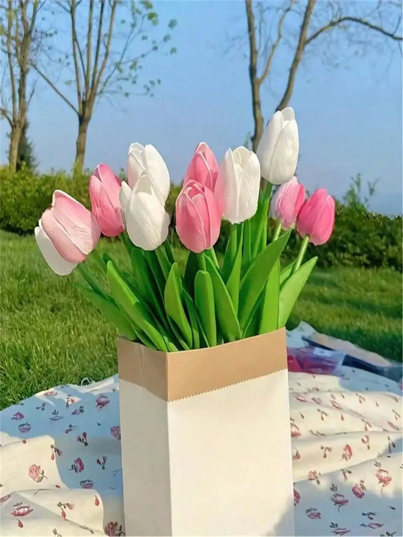 A Set of 6 Artificial Tulips, Suitable for Home Decoration and Tabletop Floral Decoration on Anniversaries (Vase Not Included)