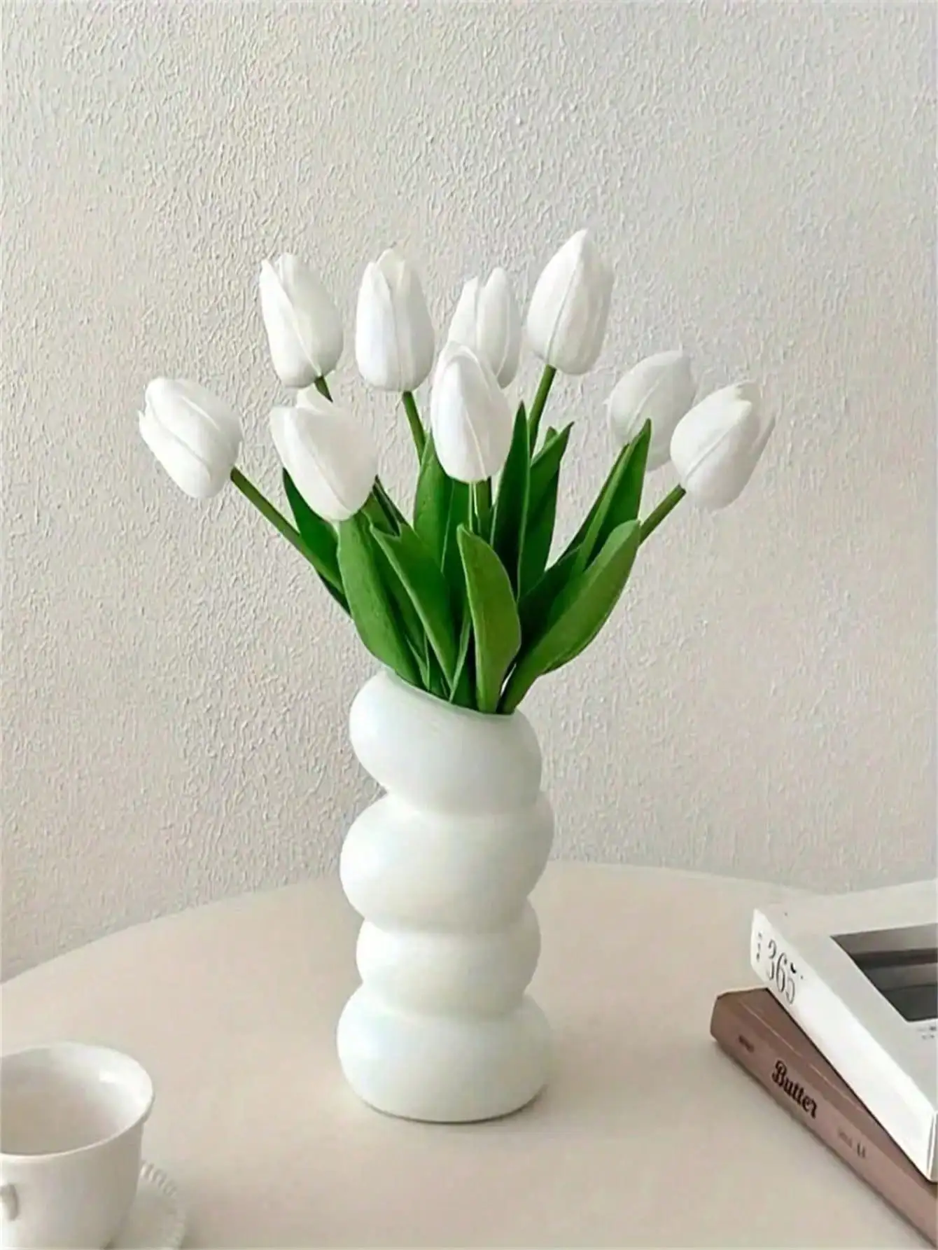 A Set of 6 Artificial Tulips, Suitable for Home Decoration and Tabletop Floral Decoration on Anniversaries (Vase Not Included)