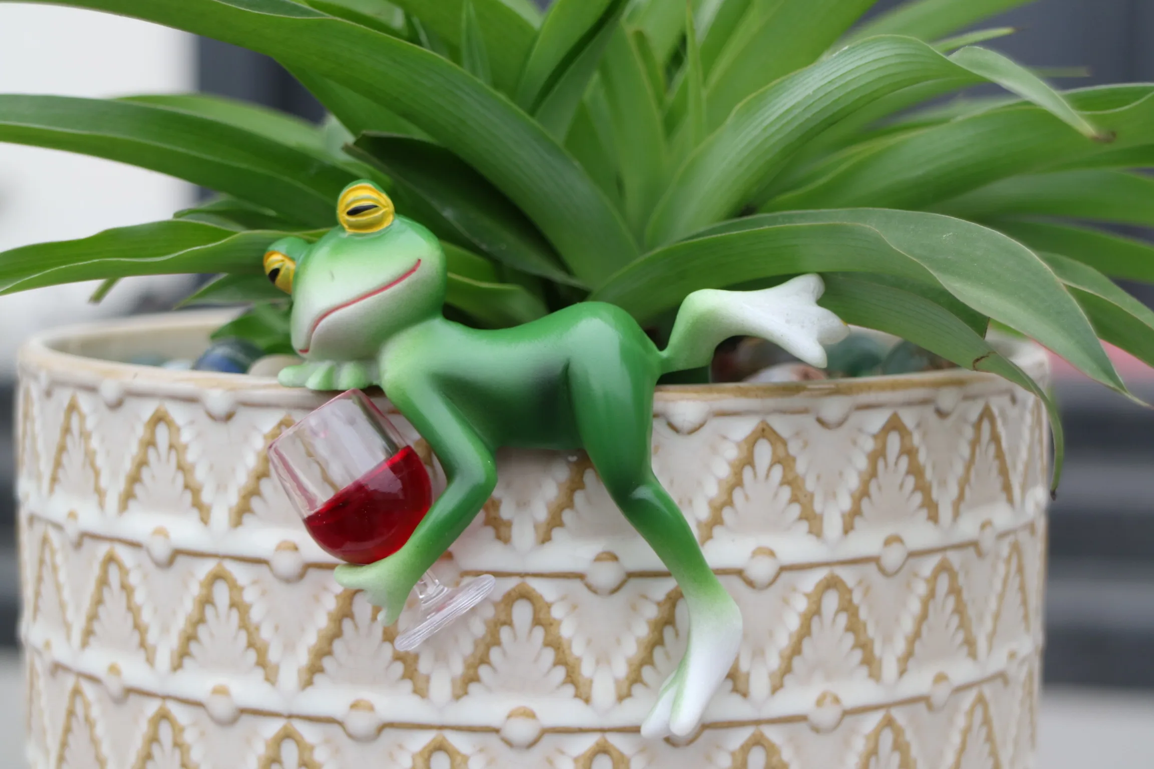 A delightful green frog and wine glass ornament – suitable for indoor and outdoor decoration in gardens, aquariums, garden ponds, flower pot edges, and frog-themed gardens.