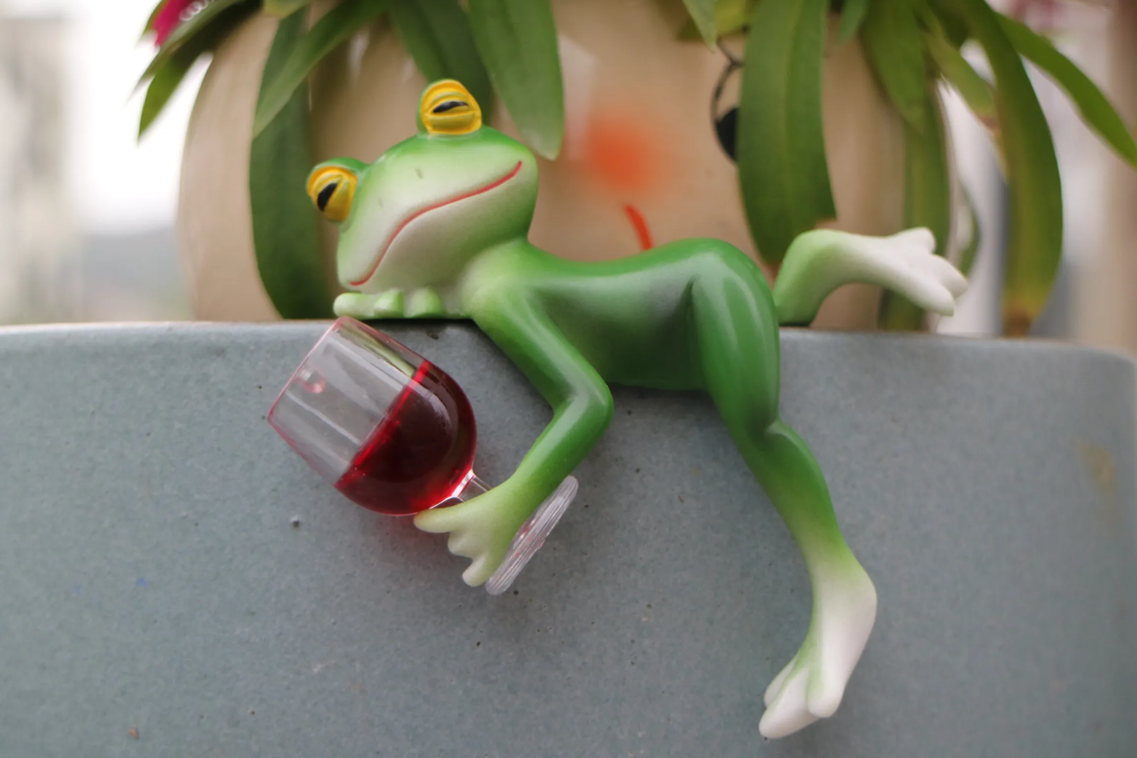 A delightful green frog and wine glass ornament – suitable for indoor and outdoor decoration in gardens, aquariums, garden ponds, flower pot edges, and frog-themed gardens.