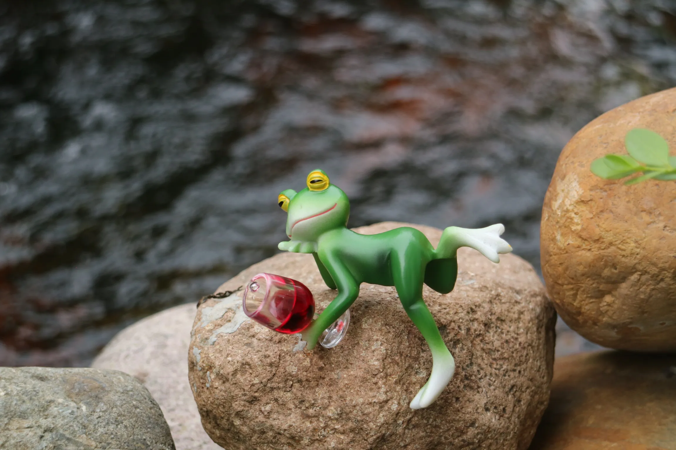 A delightful green frog and wine glass ornament – suitable for indoor and outdoor decoration in gardens, aquariums, garden ponds, flower pot edges, and frog-themed gardens.