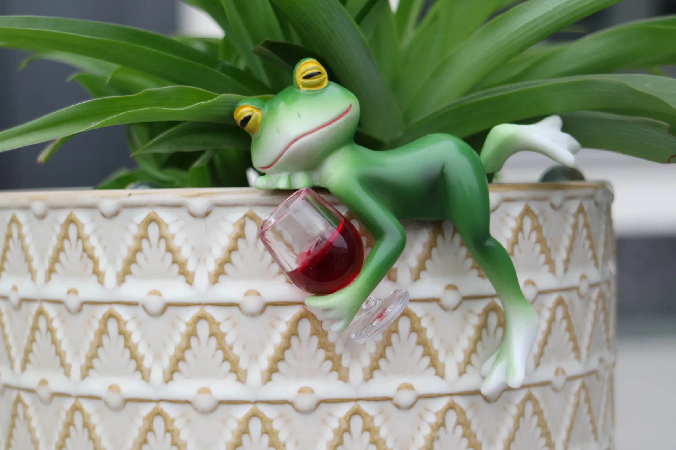 A delightful green frog and wine glass ornament – suitable for indoor and outdoor decoration in gardens, aquariums, garden ponds, flower pot edges, and frog-themed gardens.