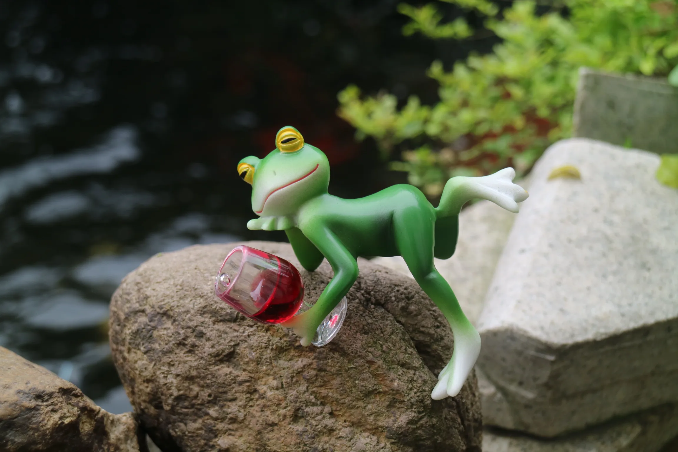 A delightful green frog and wine glass ornament – suitable for indoor and outdoor decoration in gardens, aquariums, garden ponds, flower pot edges, and frog-themed gardens.