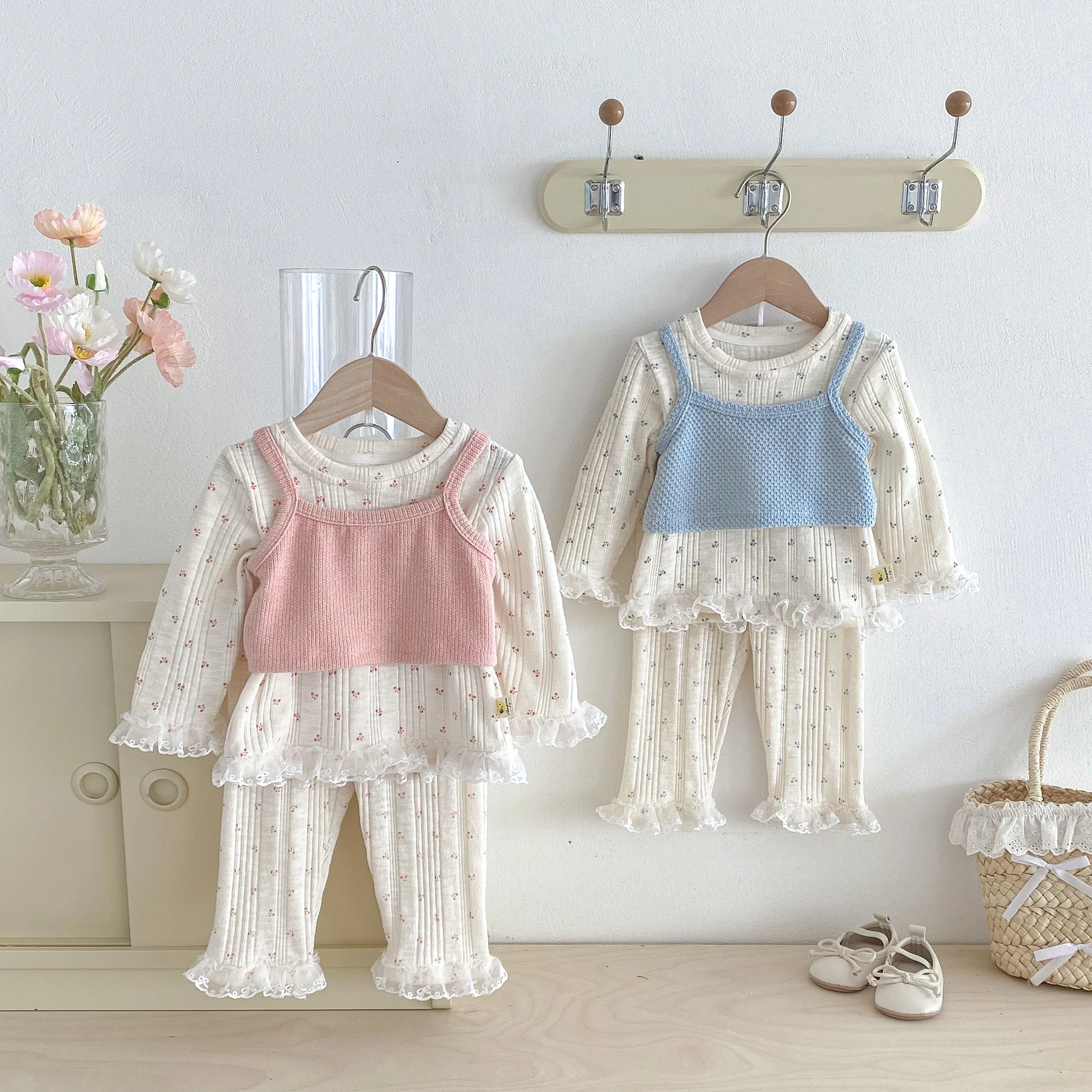 The 2025 Autumn New Infant and Toddler Set, a Three-Piece Outerwear, Undershirt, Underpants and Vest for Girls Going Out
